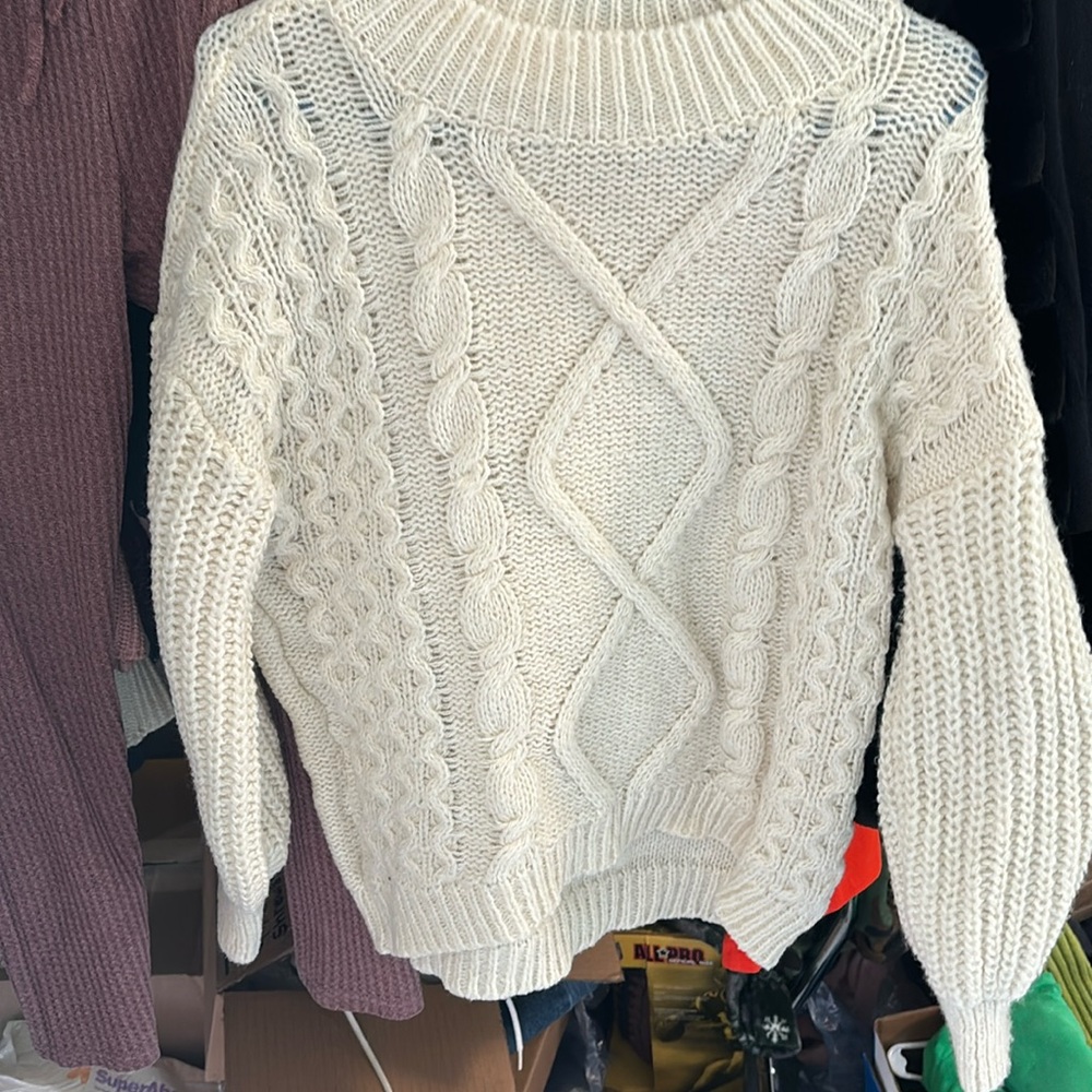 Super cute white pattern sweater✨❤️